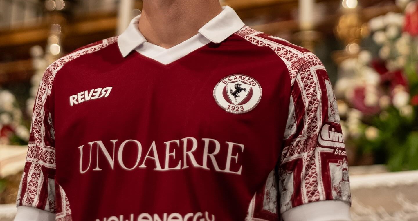 Calcio: la nuova maglia della S.S. Arezzo (foto)